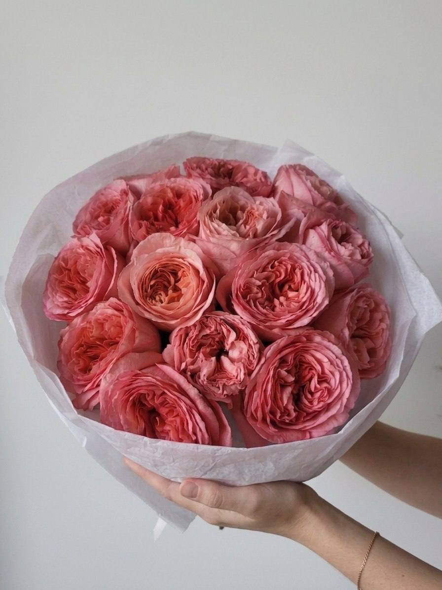 Моно-букет из розовых пионовидных роз
